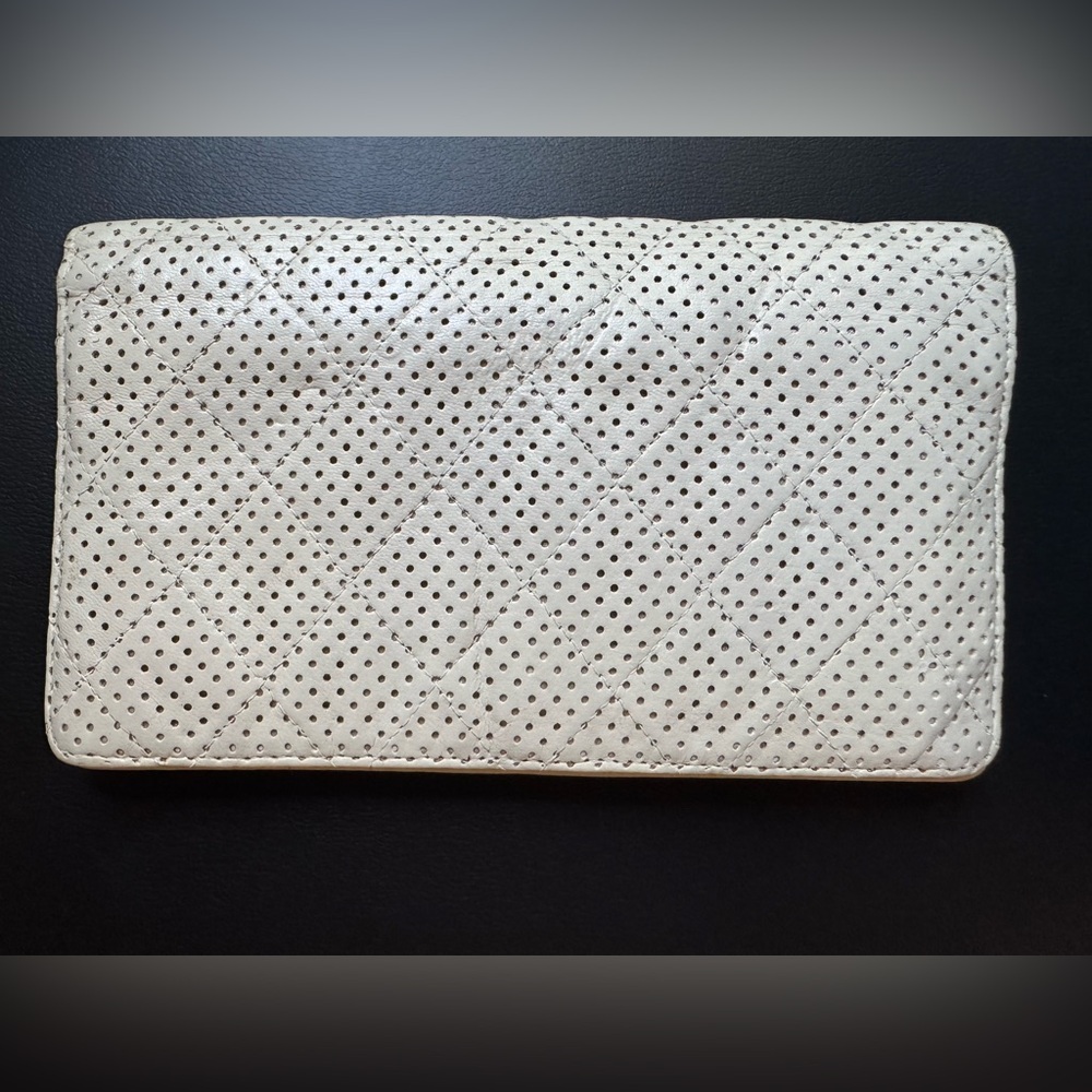 Chanel perforated leather wallet - Picture 2 of 5